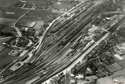 809789 Luchtfoto van het emplacement van het N.S.-station Venlo.